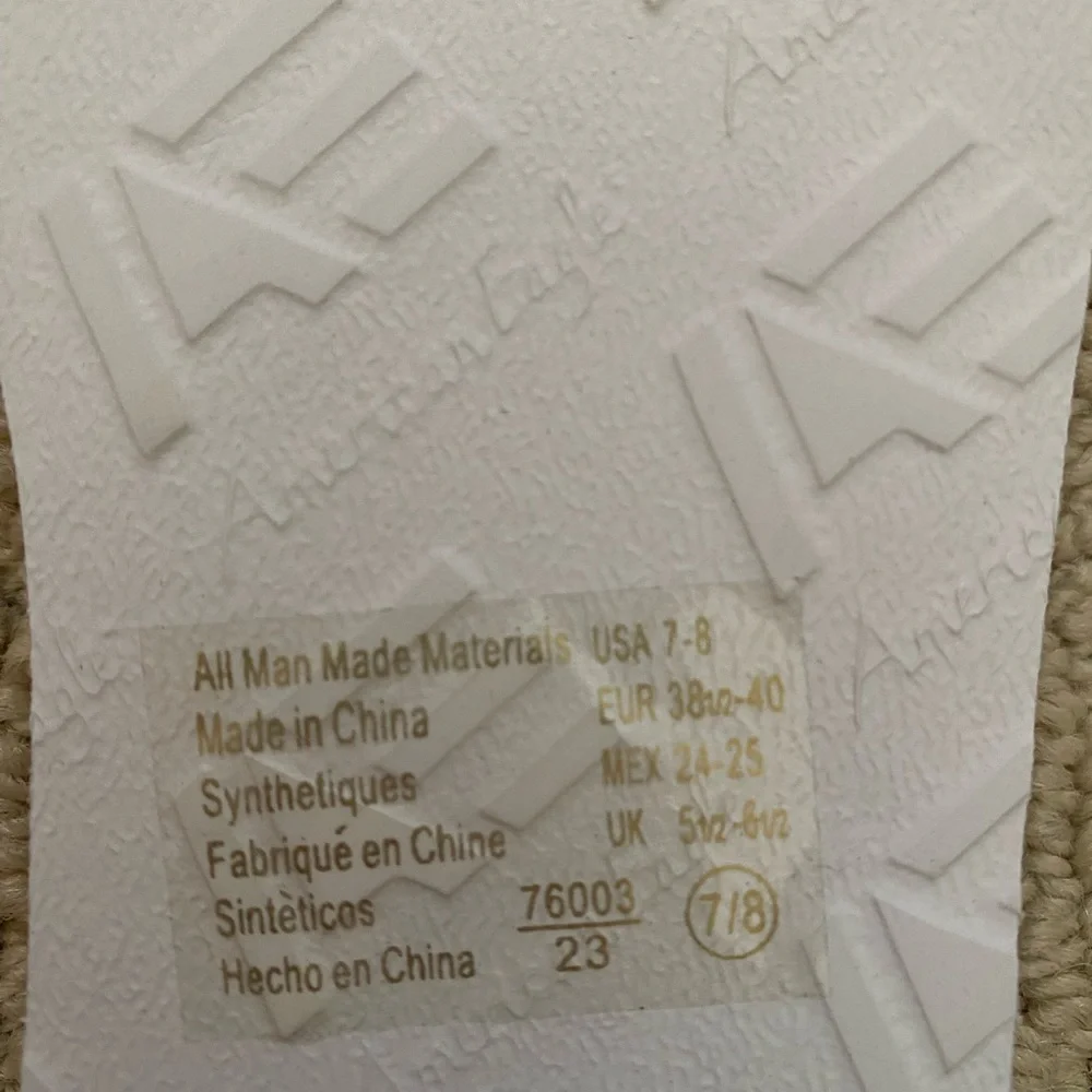 NWT American Eagle white flip flops - Picture 5 of 5